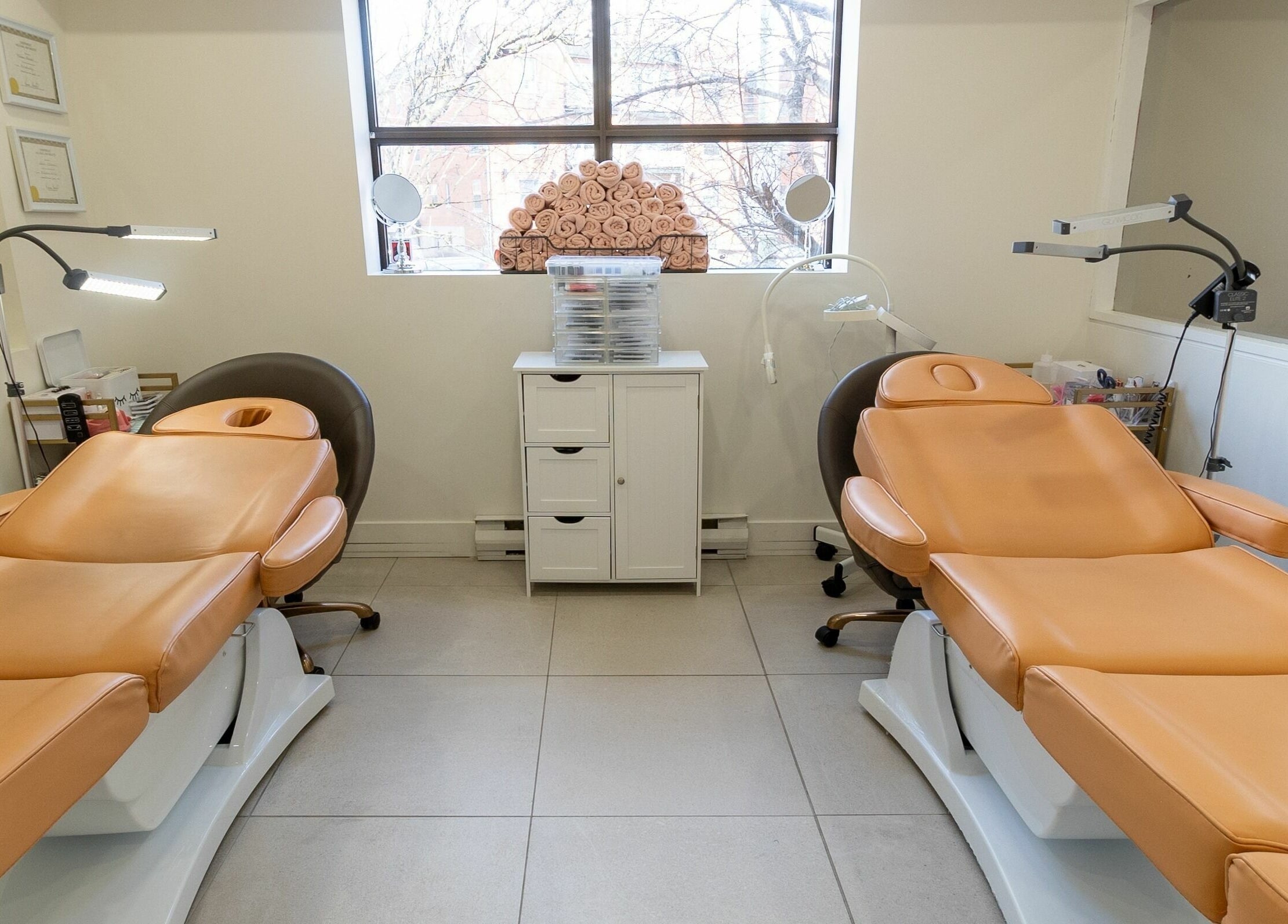 Cozy treatment room with plush chairs at Lolita Beaute, Montréal, Québec, CA, offering a serene spa ambiance.