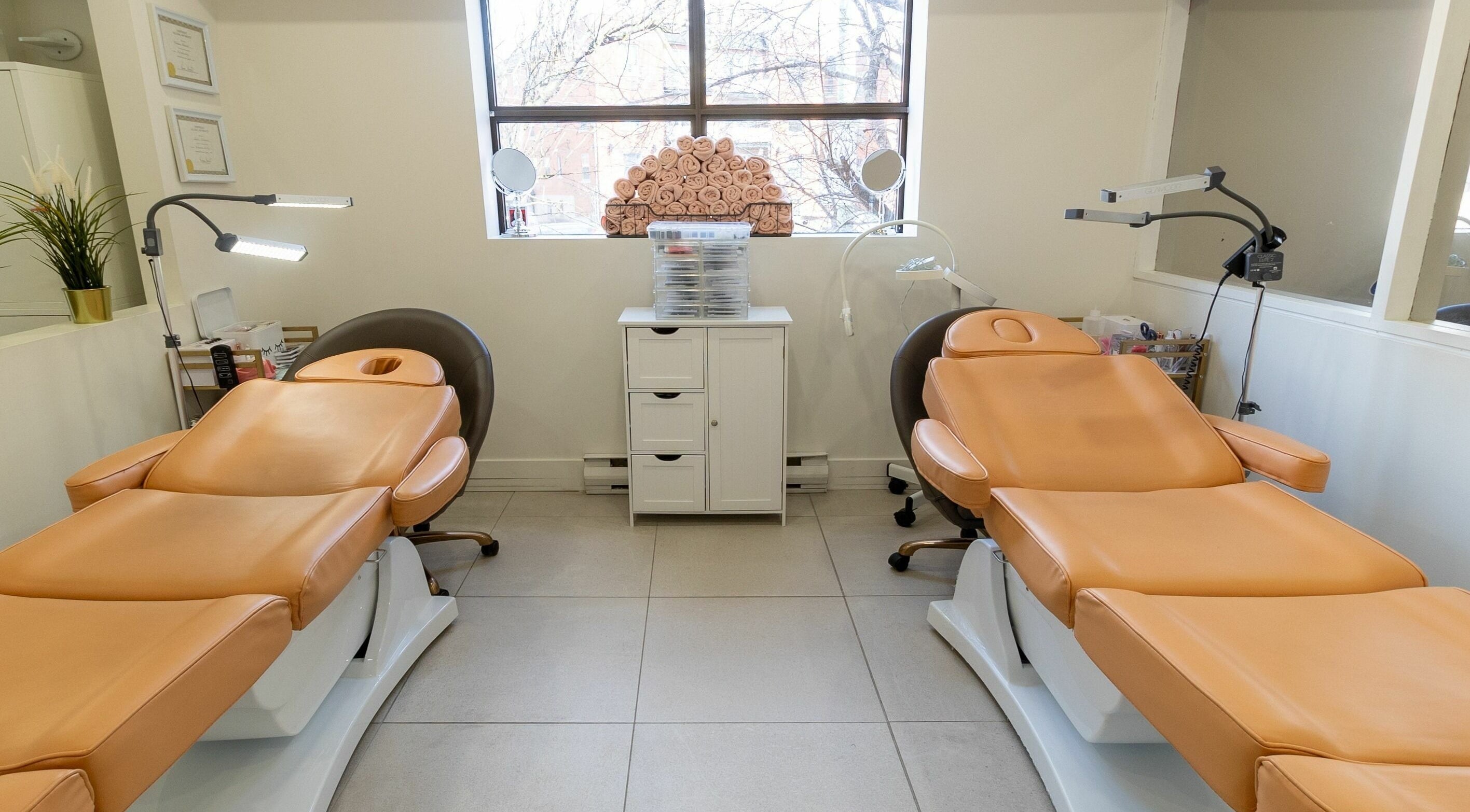 Cozy treatment room with plush chairs at Lolita Beaute, Montréal, Québec, CA, offering a serene spa ambiance.