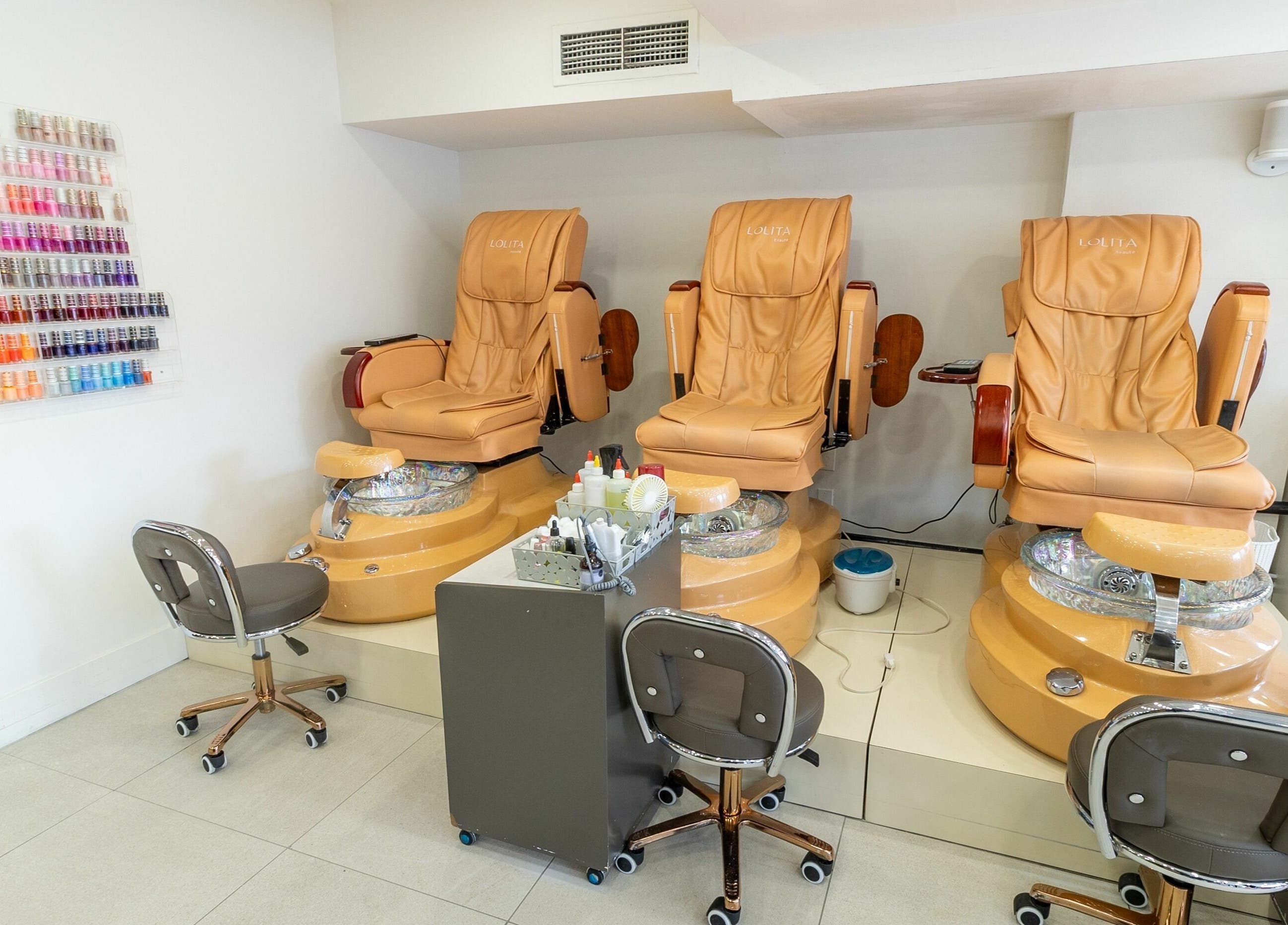 Lolita Beaute's plush pedicure chairs in Montréal, Québec, CA offer a luxurious nail spa experience.