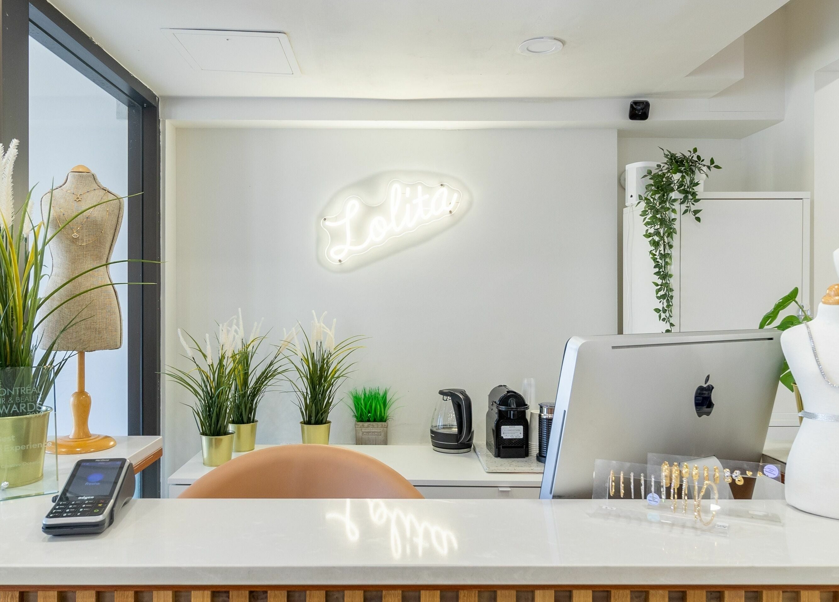 Elegant Lolita Beaute reception in Montréal, Québec, CA with chic decor and inviting ambiance.