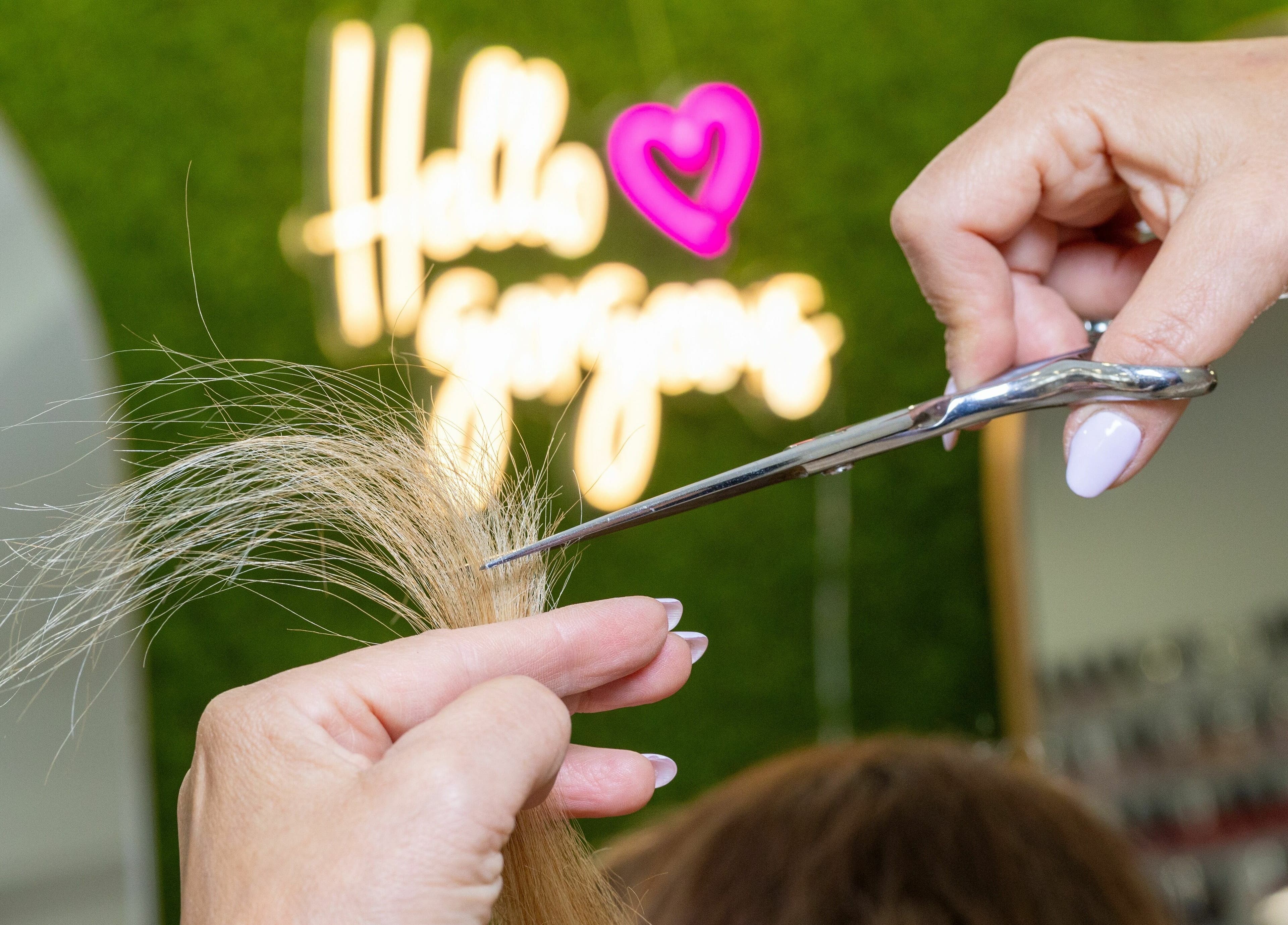 Hair trimming at Lolita Beaute in Montréal, Québec, CA with stylish decor and professional care.