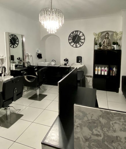 The Cutting Crew Salon, bild 2