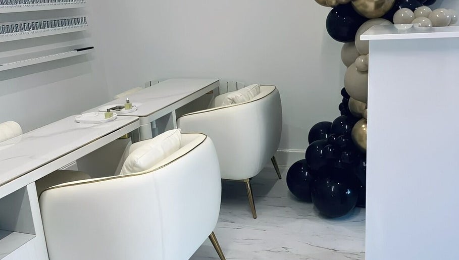 Chic nail stations at AM Beauty Studios Kingsknowe, Edinburgh, Scotland, GB. Elegant white chairs and decor.