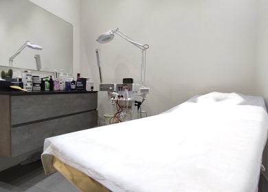 Modern treatment room at Grow Organic Gents Salon, Dubai, AE featuring a massage table and beauty products.