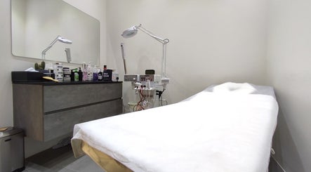 Modern treatment room at Grow Organic Gents Salon, Dubai, AE featuring a massage table and beauty products.