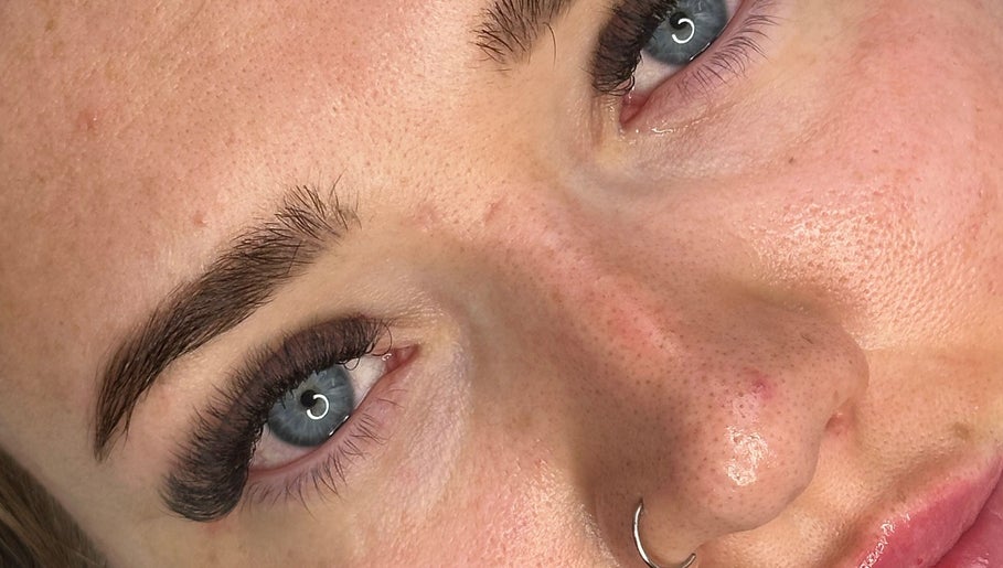 Boss Brows and Aesthetics – obraz 1
