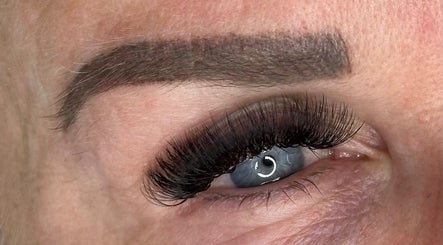 Boss Brows and Aesthetics – obraz 2