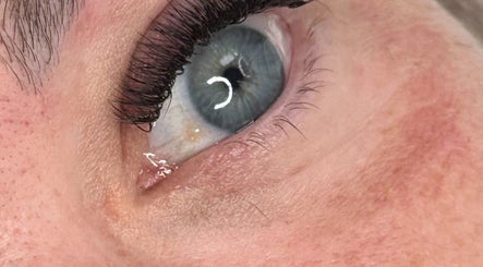 Boss Brows and Aesthetics – obraz 3