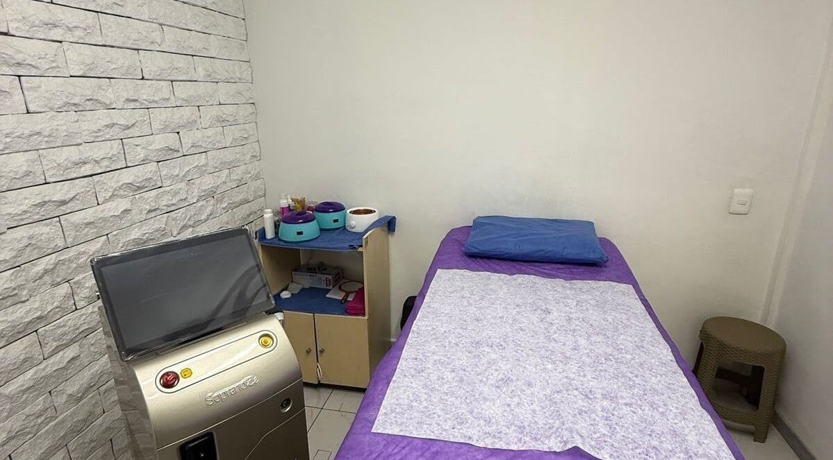 Sala de tratamiento en Mint&Honey Del Valle, Ciudad De México, equipada con camilla y equipo avanzado.