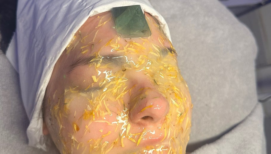 Refreshing face mask treatment at Luminous HQ in Enfield, England, GB. Experience ultimate relaxation.
