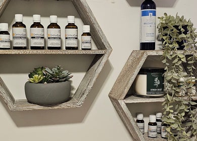 Huiles essentielles sur étagères bois à Éclat-D-Art Esthétique, Sherbrooke, Québec, CA.