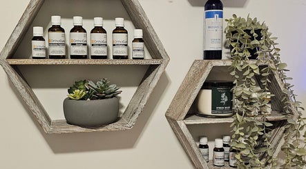 Huiles essentielles sur étagères bois à Éclat-D-Art Esthétique, Sherbrooke, Québec, CA.