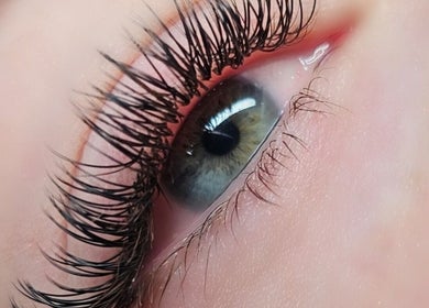 Extension des cils réalisée à Éclat-D-Art Esthétique, Sherbrooke, Québec, CA, offrant un regard captivant.