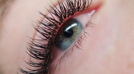 Extension des cils réalisée à Éclat-D-Art Esthétique, Sherbrooke, Québec, CA, offrant un regard captivant.