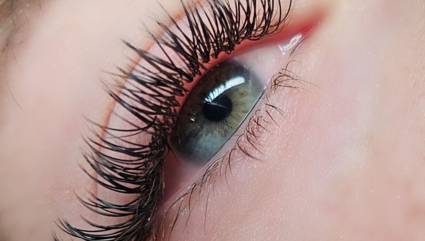Extension de cils à Éclat-D-Art Esthétique, Sherbrooke, Québec, CA, capturant un style élégant et sophistiqué.