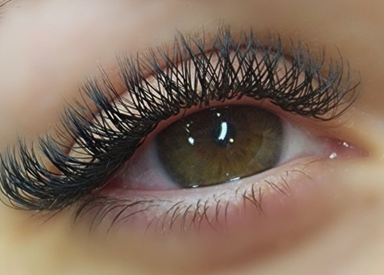 Extension de cils chez Éclat-D-Art Esthétique, Sherbrooke, Québec, CA, offrant un regard captivant.