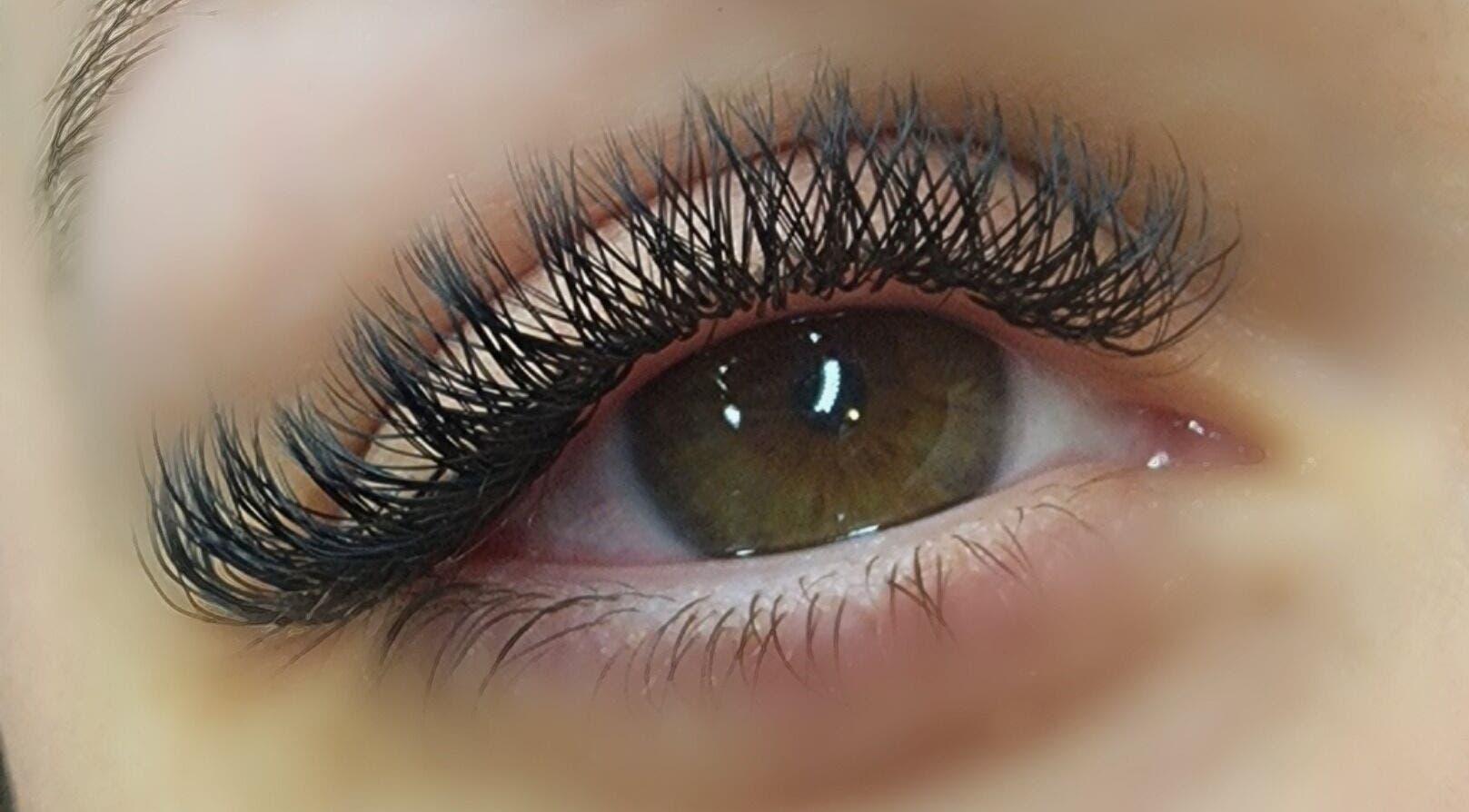 Extension de cils chez Éclat-D-Art Esthétique, Sherbrooke, Québec, CA, offrant un regard captivant.