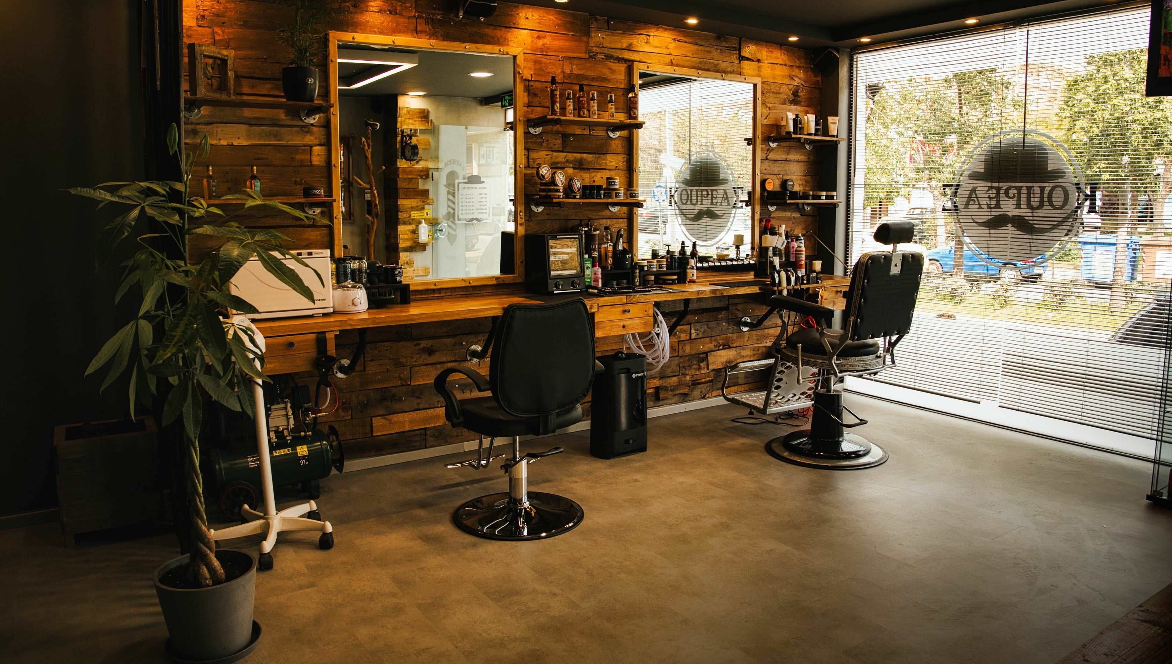 Κομψό εσωτερικό του ΚΟΥΡΕΑΣ στην Athina, GR με ξύλινη διακόσμηση και καθίσματα.