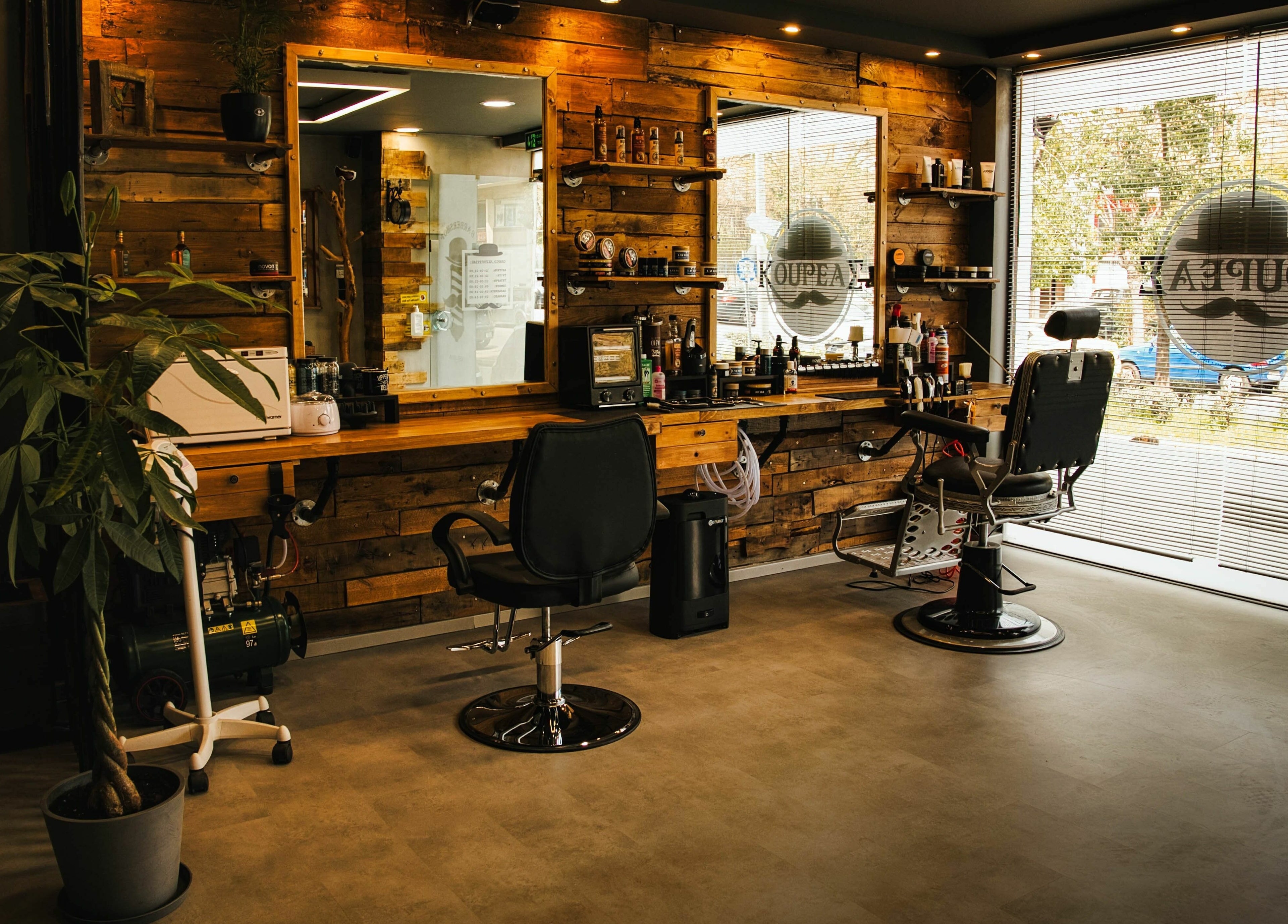 Κομψό εσωτερικό του ΚΟΥΡΕΑΣ στην Athina, GR με ξύλινη διακόσμηση και καθίσματα.