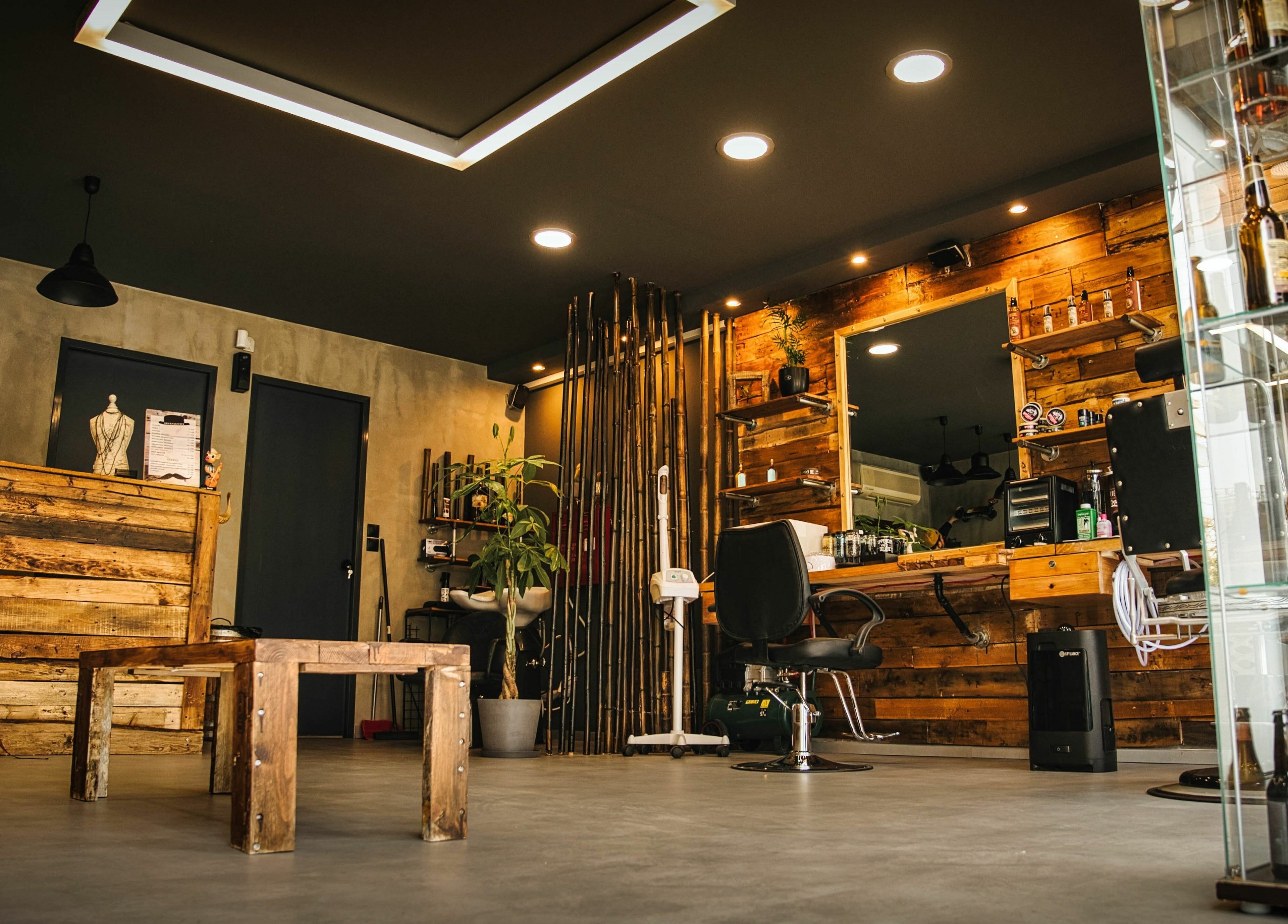 Ζεστός ξύλινος χώρος του ΚΟΥΡΕΑΣ στην Athina, GR με μοντέρνα διακόσμηση.