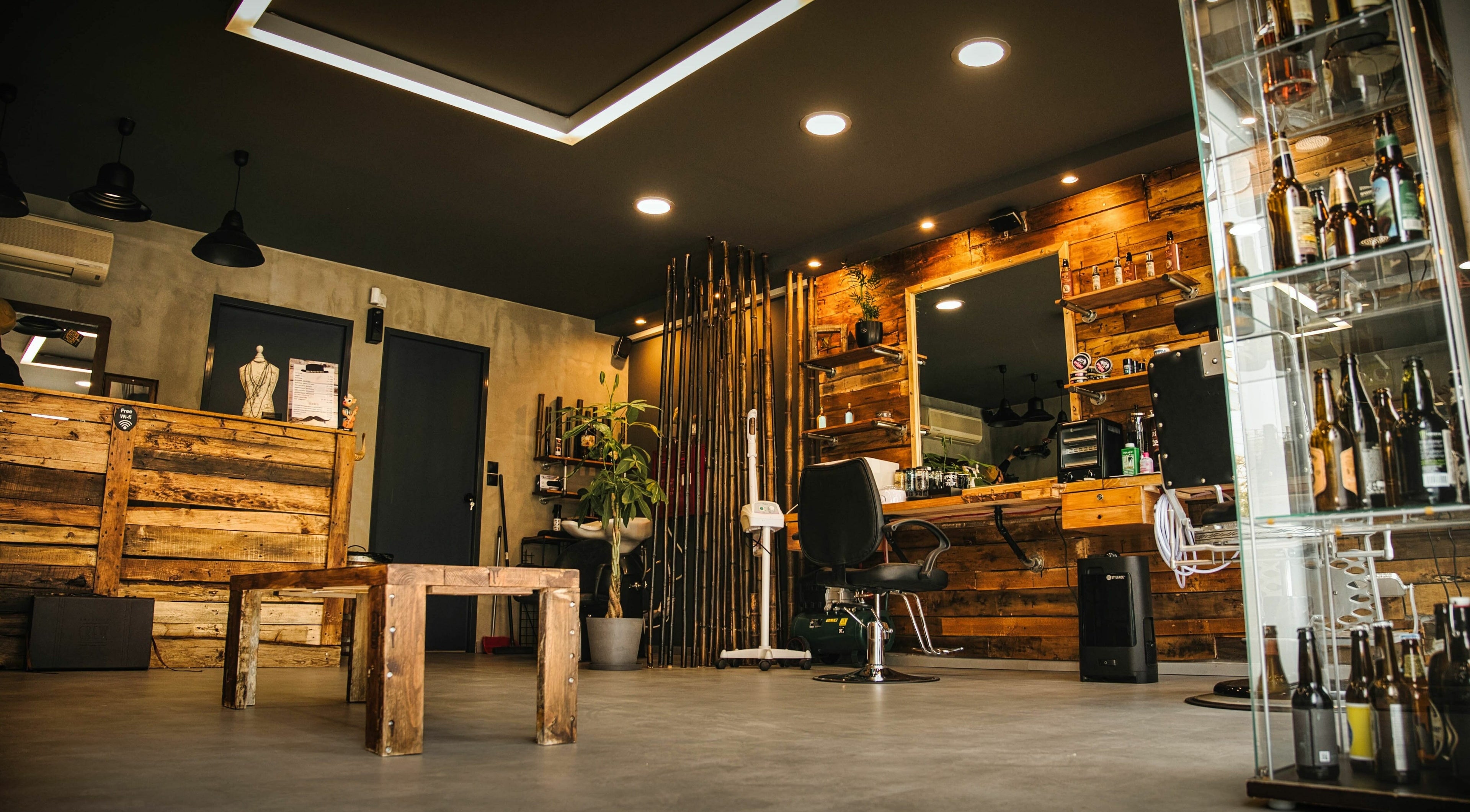 Ζεστός ξύλινος χώρος του ΚΟΥΡΕΑΣ στην Athina, GR με μοντέρνα διακόσμηση.