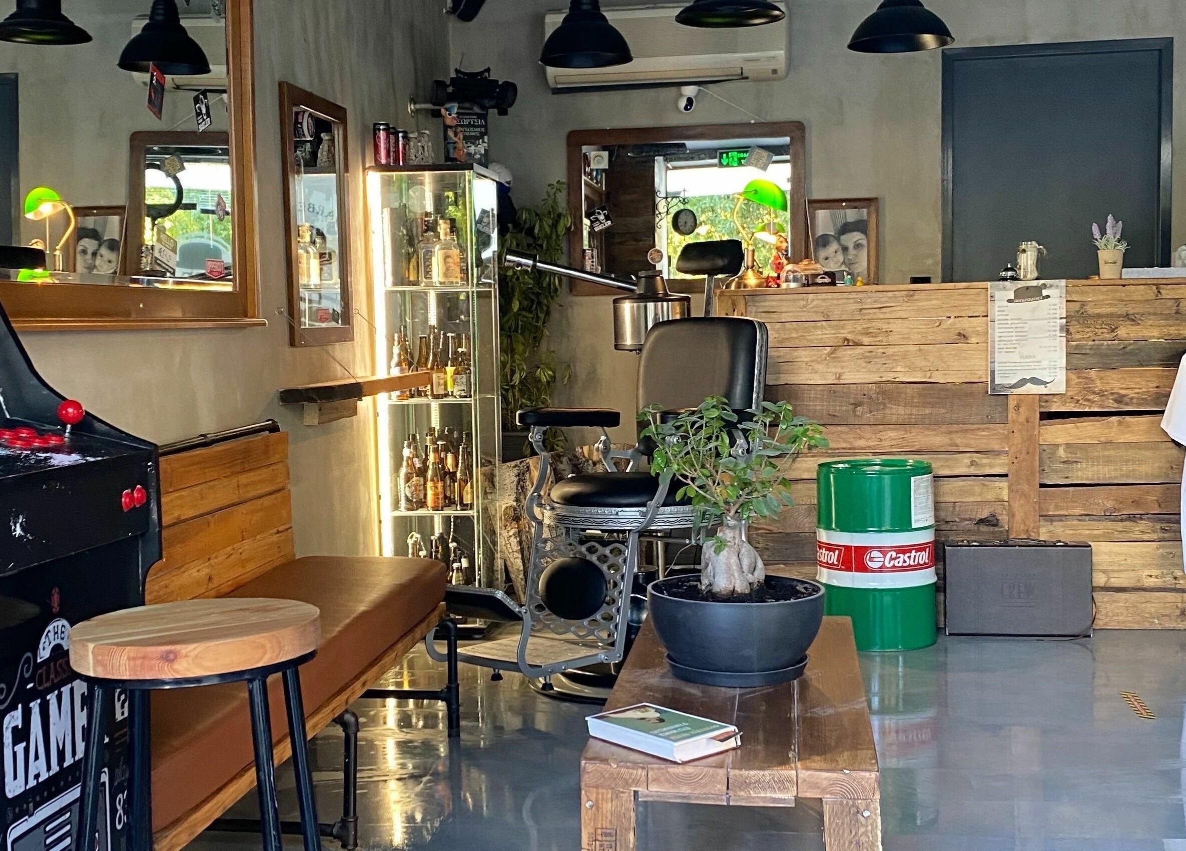 ΚΟΥΡΕΑΣ, cozy retro interior with arcade, Athina, GR.