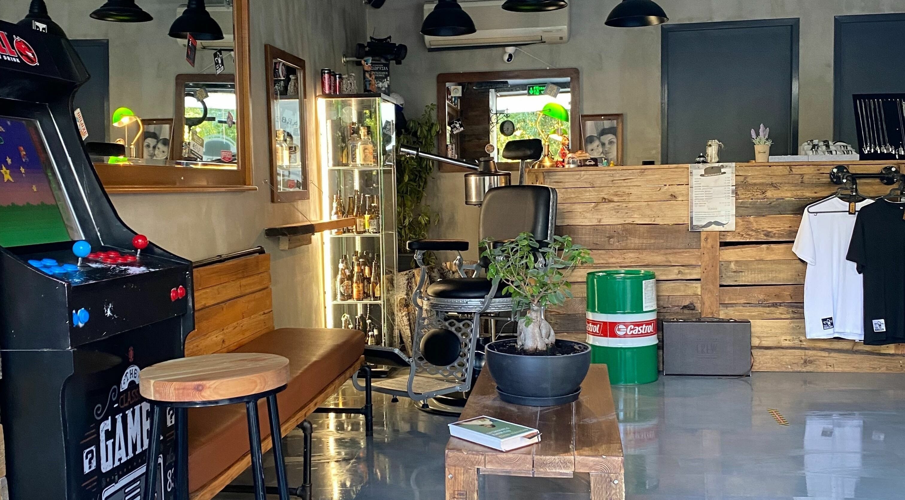 ΚΟΥΡΕΑΣ, cozy retro interior with arcade, Athina, GR.