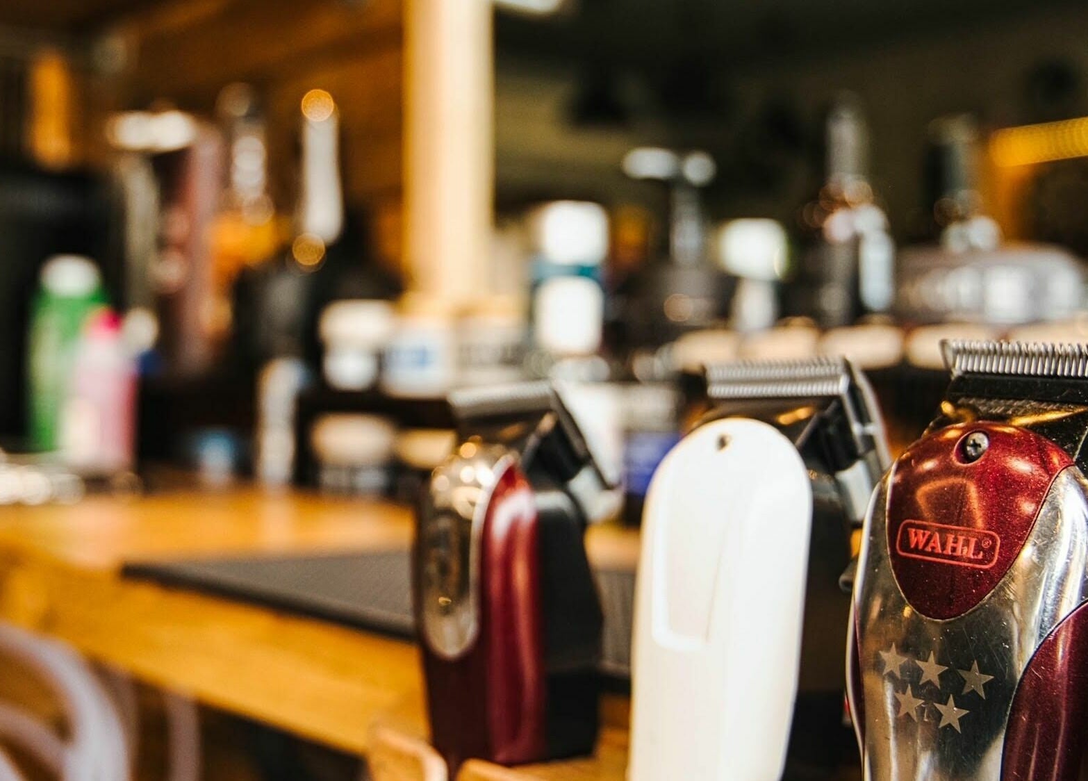 Κομμωτήριο ΚΟΥΡΕΑΣ στην Athina, GR με εργαλεία κουρέματος στο προσκήνιο.