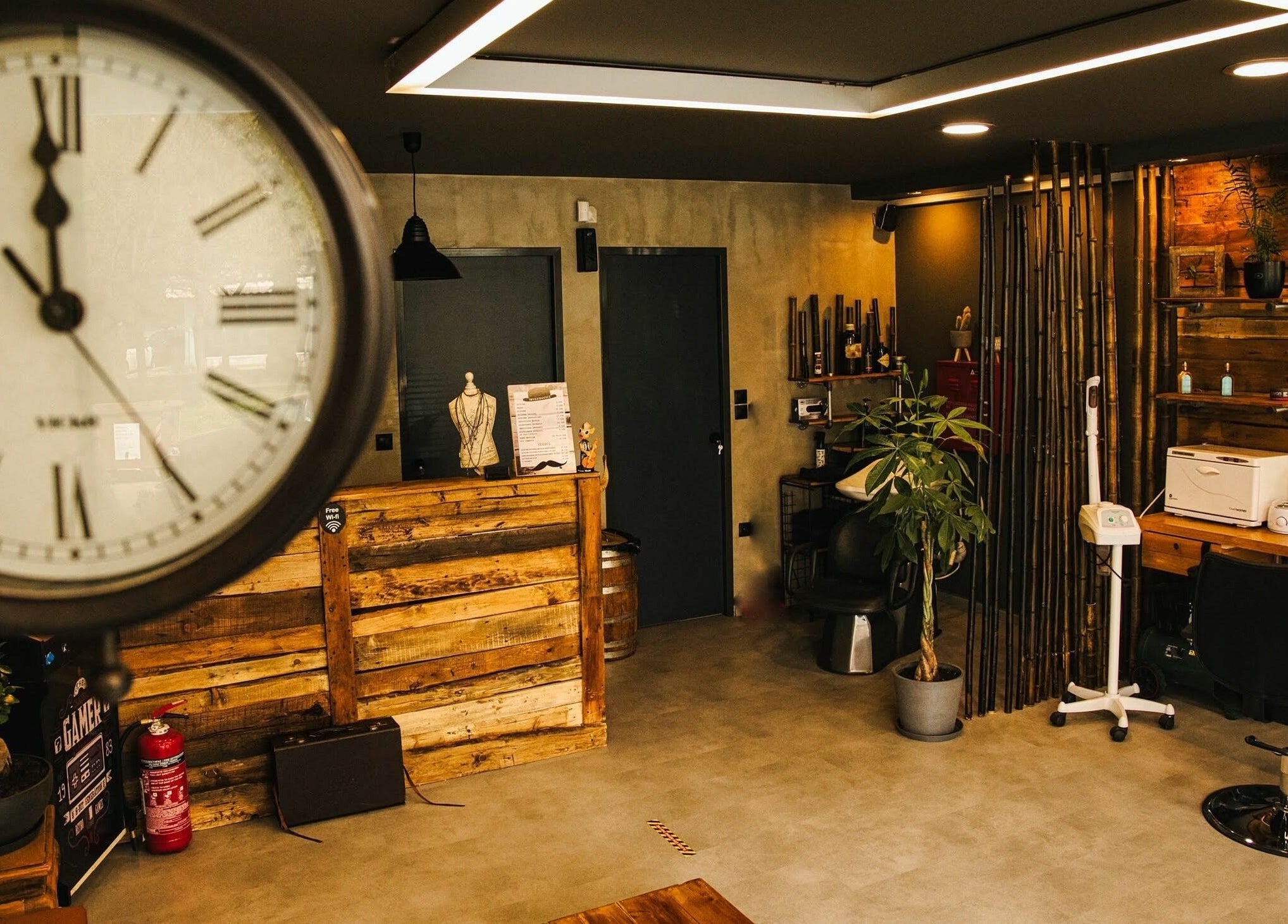 Άποψη εσωτερικού ΚΟΥΡΕΑΣ στην Athina, GR με ρετρό διακόσμηση και κομψά έπιπλα.