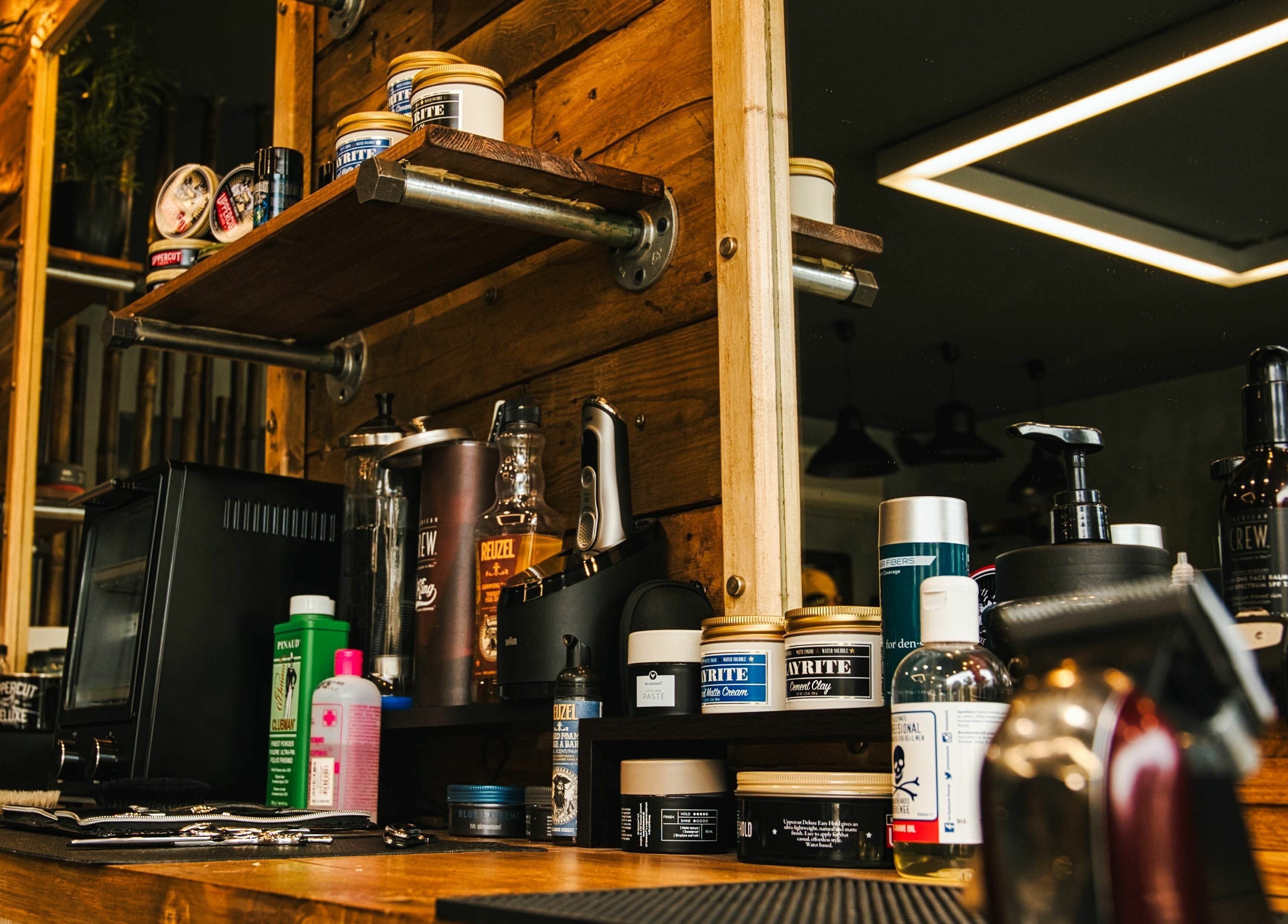 Προϊόντα περιποίησης σε κουρείο ΚΟΥΡΕΑΣ στην Athina, GR.