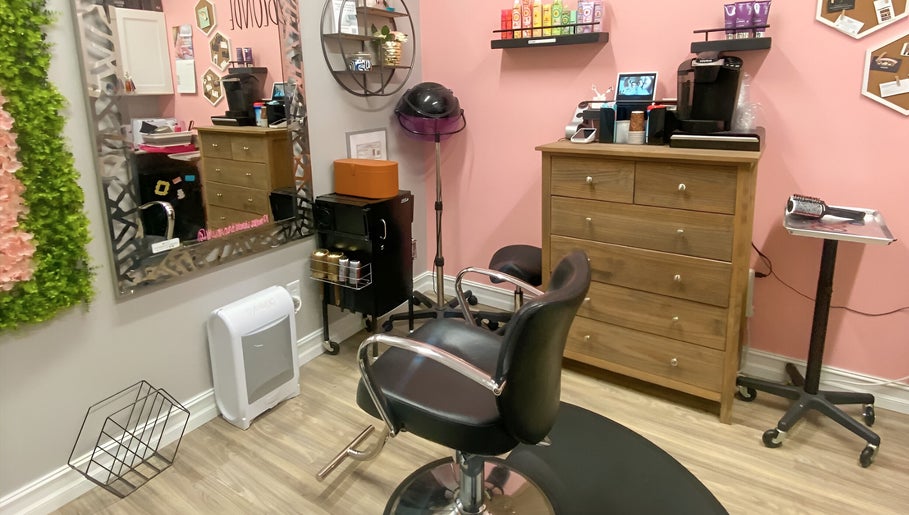 Blush & Blonde Salon imaginea 1