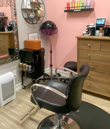 Blush & Blonde Salon imaginea 2