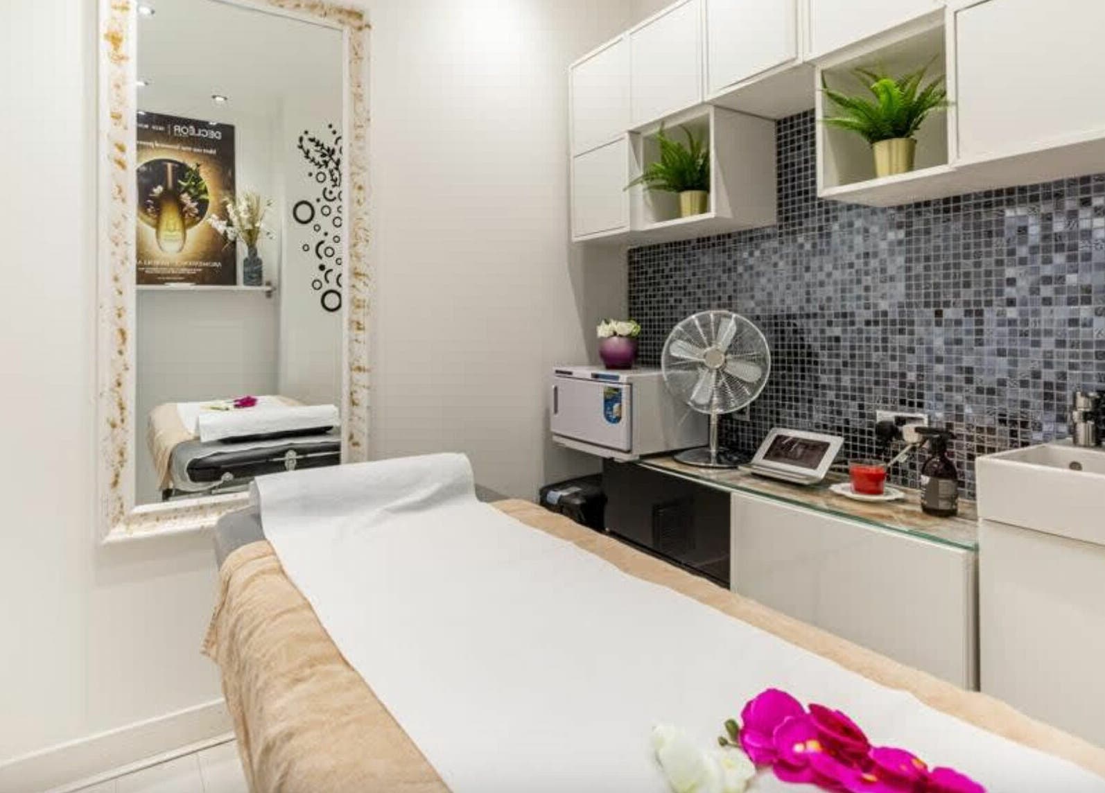 Tranquil treatment room at Rush&RyNorth Greenwich in London, England, GB featuring a serene ambiance.