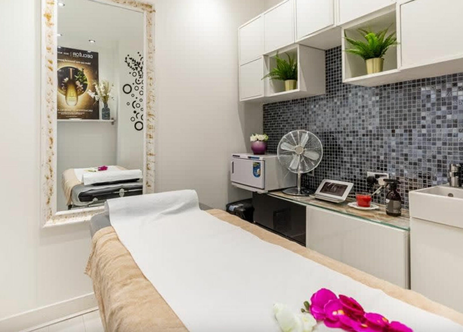 Tranquil treatment room at Rush&RyNorth Greenwich in London, England, GB featuring a serene ambiance.