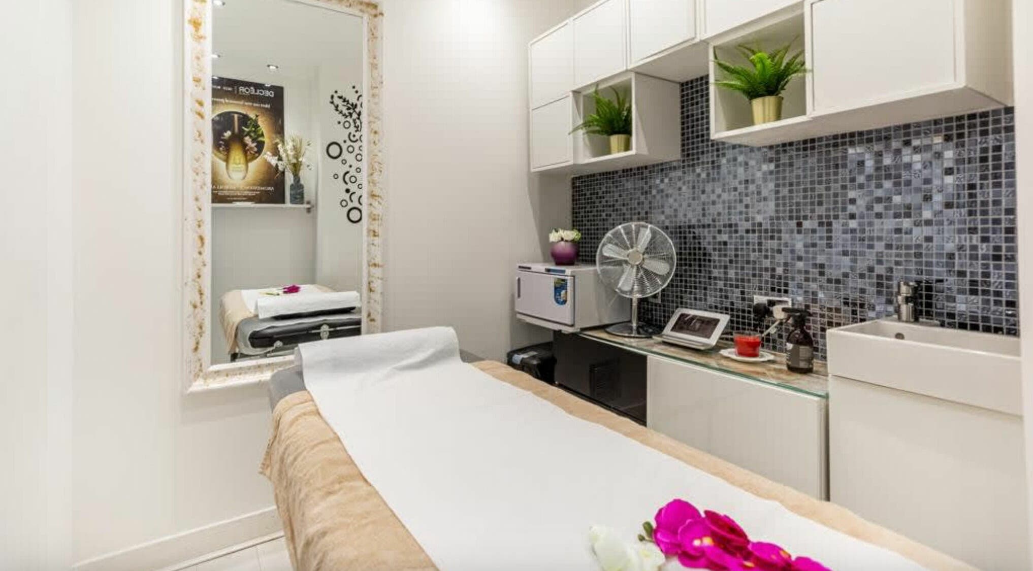 Tranquil treatment room at Rush&RyNorth Greenwich in London, England, GB featuring a serene ambiance.