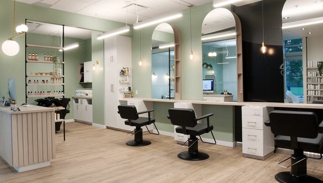 Intérieur chic et moderne du salon Canevas LB9 à Québec, Québec, CA avec des fauteuils confortables.