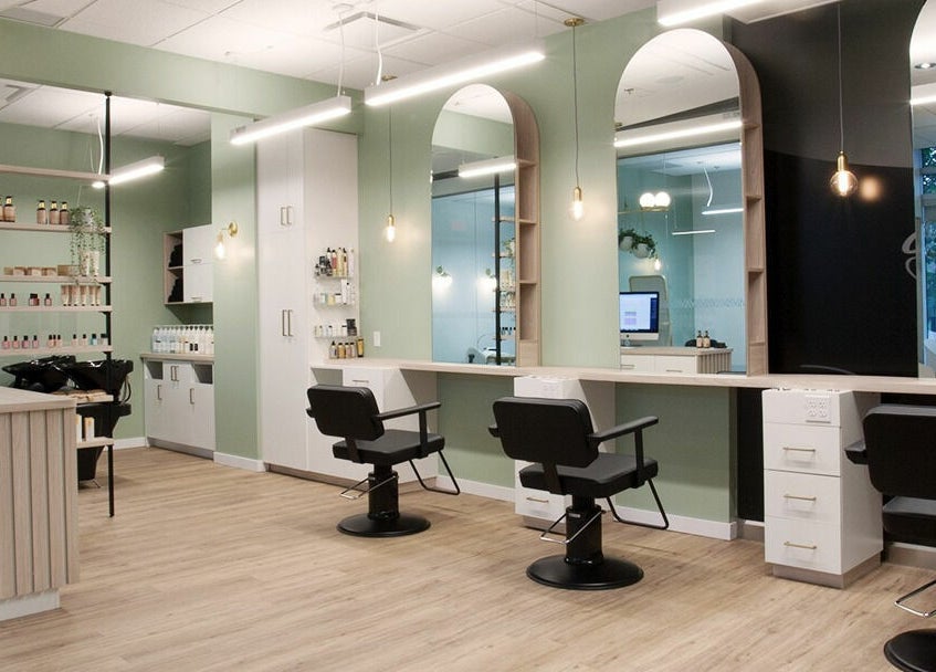 Intérieur chic et moderne du salon Canevas LB9 à Québec, Québec, CA avec des fauteuils confortables.