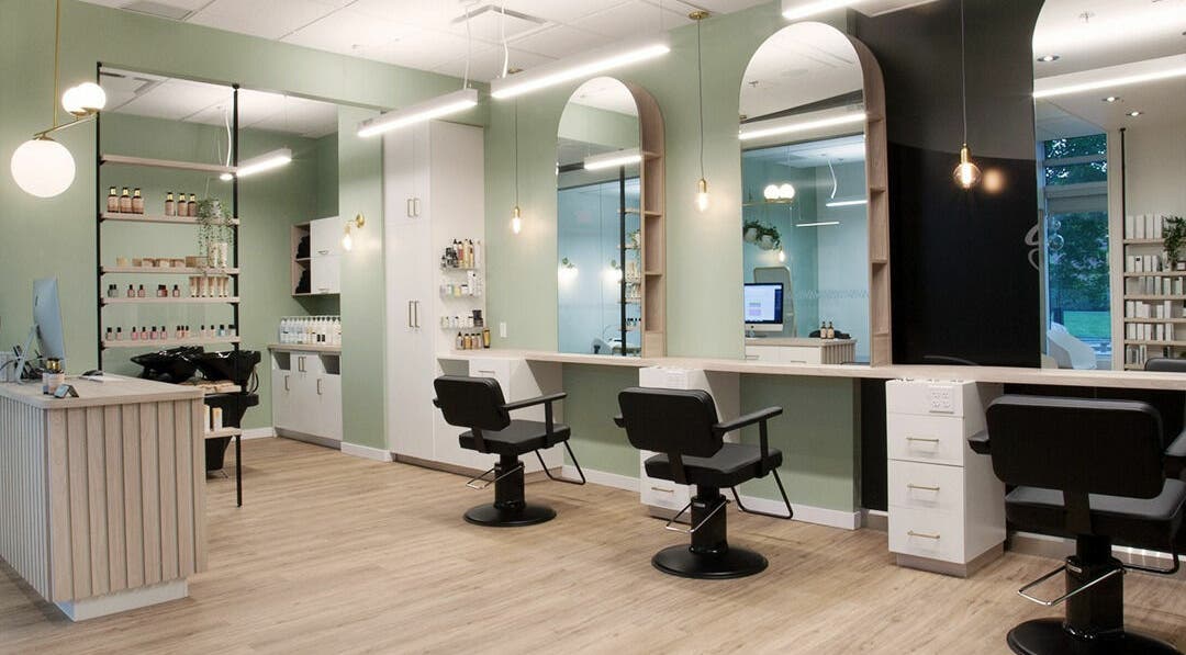 Intérieur chic et moderne du salon Canevas LB9 à Québec, Québec, CA avec des fauteuils confortables.