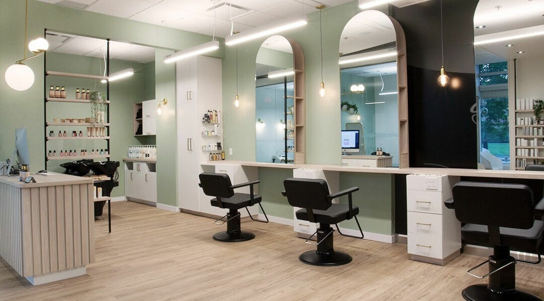 Intérieur chic et moderne du salon Canevas LB9 à Québec, Québec, CA avec des fauteuils confortables.