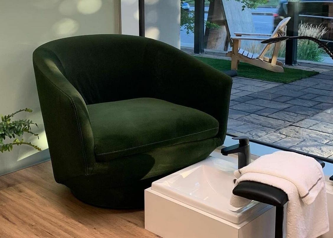 Fauteuil vert confortable chez Canevas LB9 à Québec, Québec, CA avec lavabo et plante en arrière-plan.