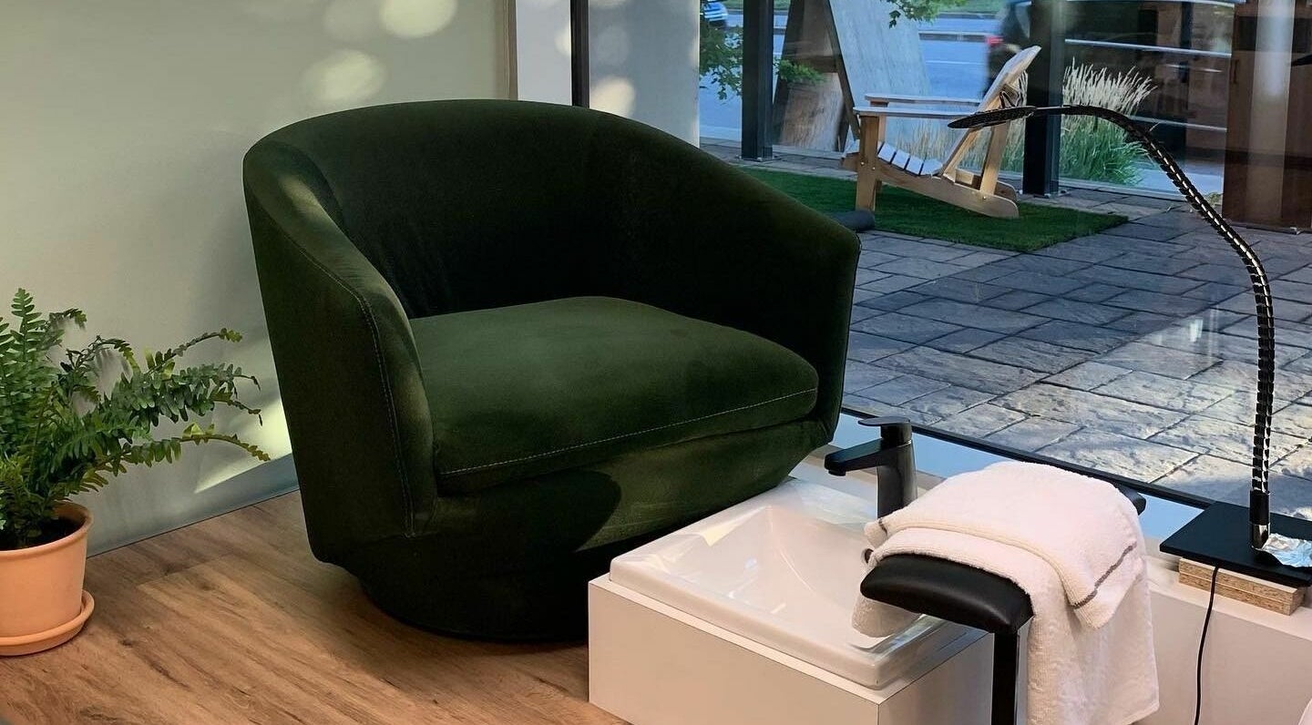 Fauteuil vert confortable chez Canevas LB9 à Québec, Québec, CA avec lavabo et plante en arrière-plan.