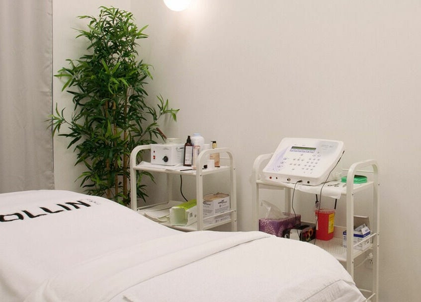 Salle de soin relaxante chez Canevas LB9 à Québec, Québec, CA, avec lit de traitement et plantes apaisantes.