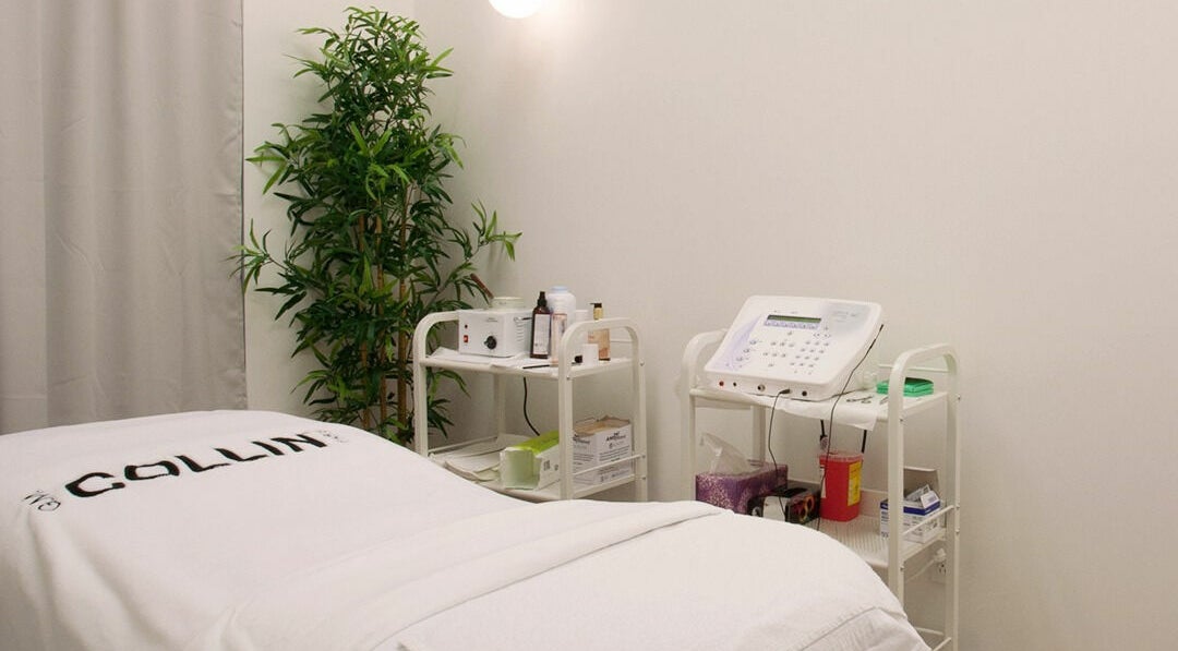 Salle de soin relaxante chez Canevas LB9 à Québec, Québec, CA, avec lit de traitement et plantes apaisantes.