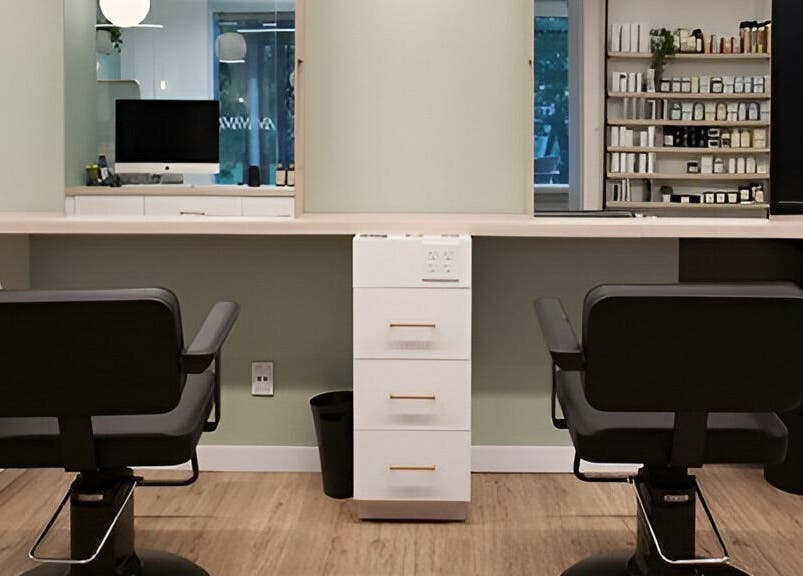 Intérieur moderne du salon de beauté Canevas LB9 à Québec, Québec, CA, avec deux fauteuils noirs.