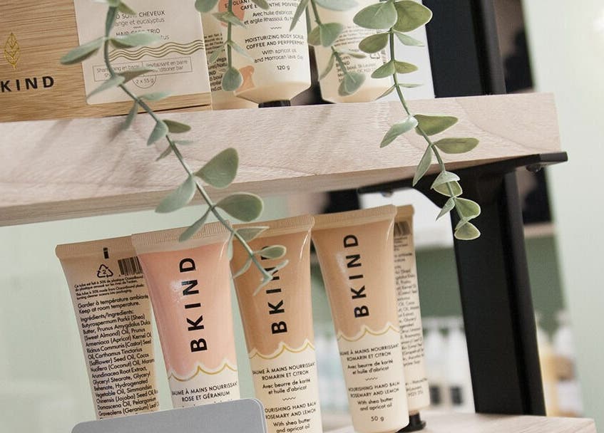 Produits BKIND sur une étagère chez Canevas LB9, Québec, Québec, CA. Soins naturels pour la peau.