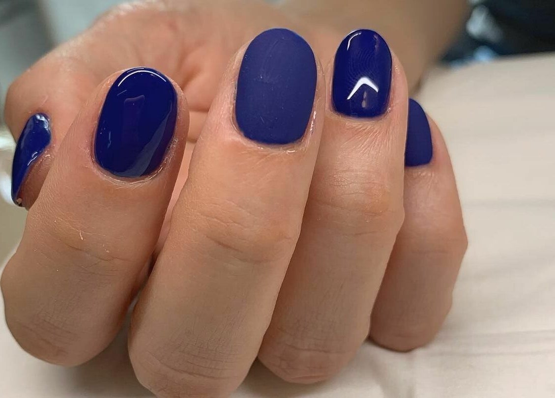 Manucure bleu chic à Canevas LB9, Québec, Québec, CA, parfait pour les tendances actuelles.