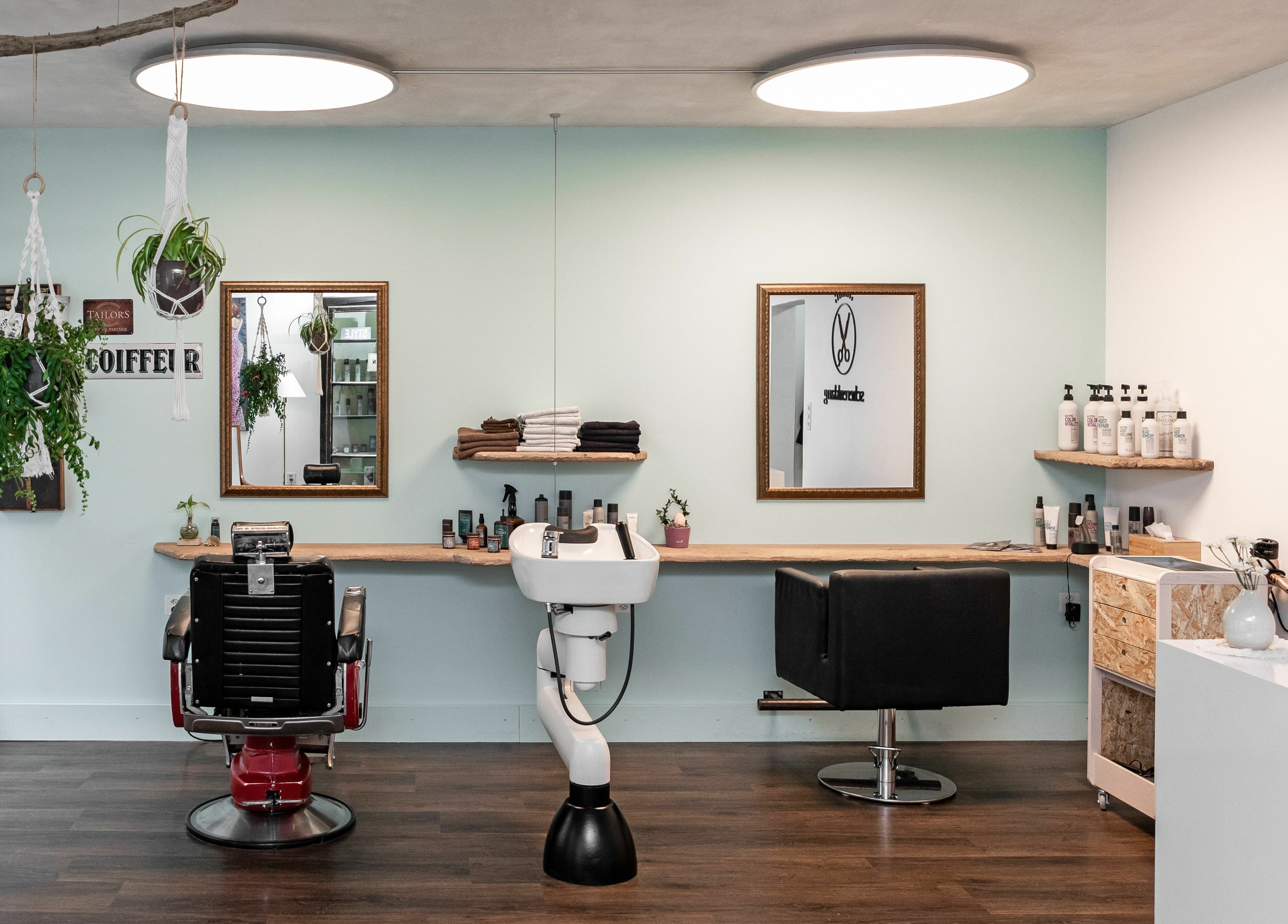 Moderner Friseursalon bei Scherenklang, St. Gallen, Schweiz, CH mit stilvollen Pflanzen und Pflegeprodukten.