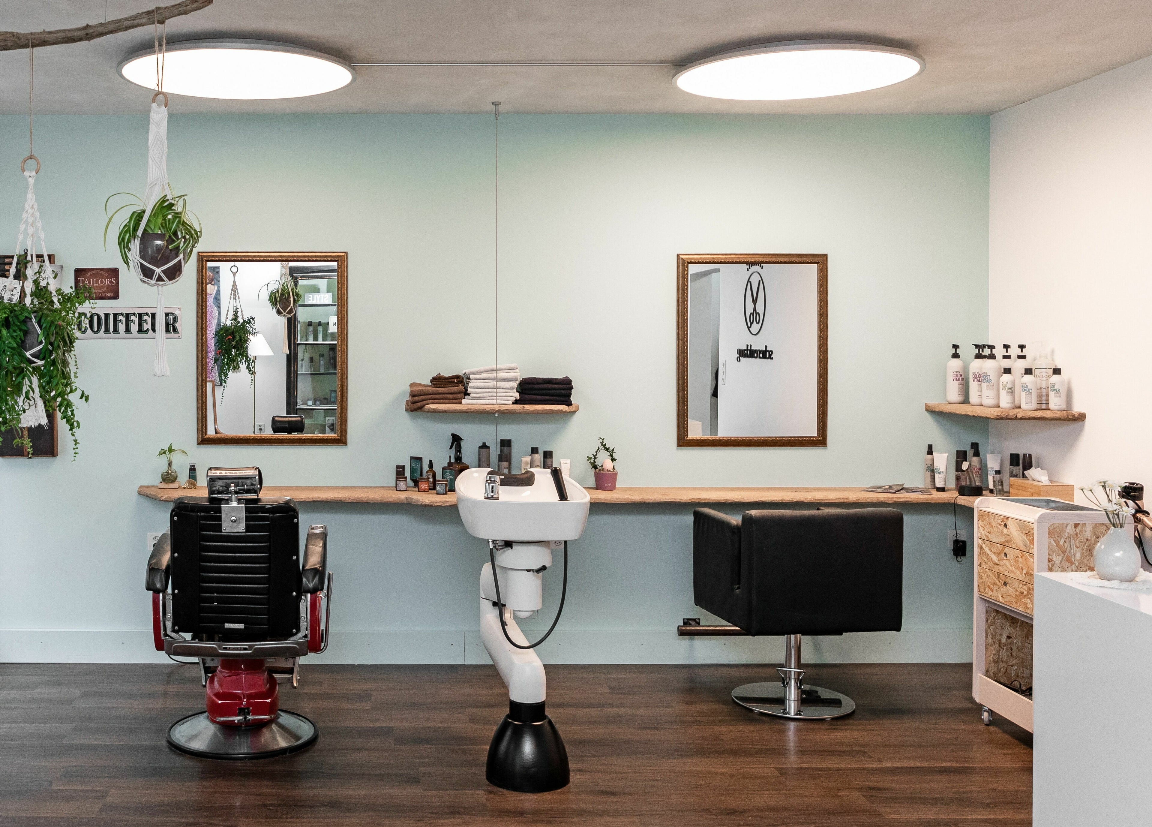 Moderner Friseursalon bei Scherenklang, St. Gallen, Schweiz, CH mit stilvollen Pflanzen und Pflegeprodukten.