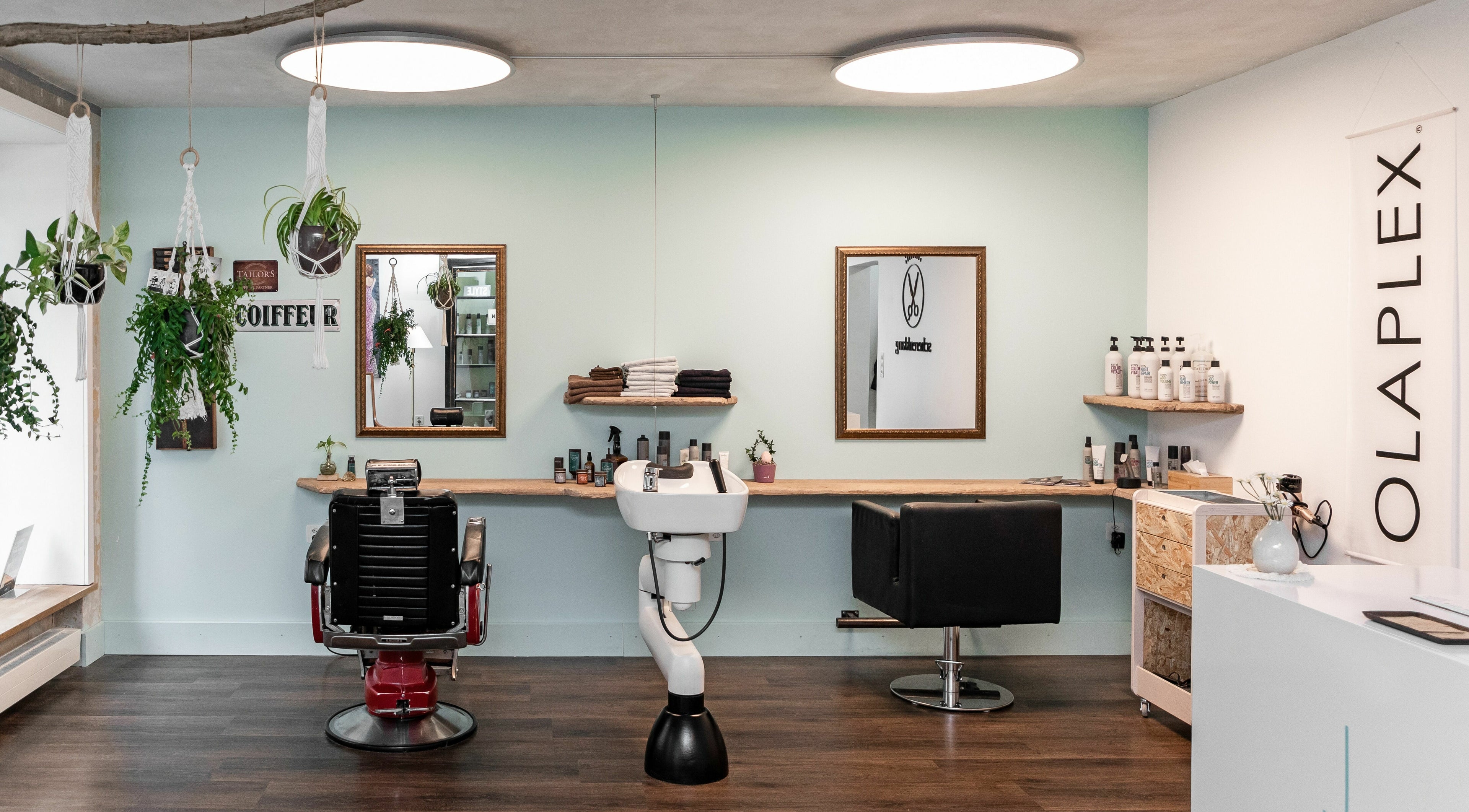 Moderner Friseursalon bei Scherenklang, St. Gallen, Schweiz, CH mit stilvollen Pflanzen und Pflegeprodukten.