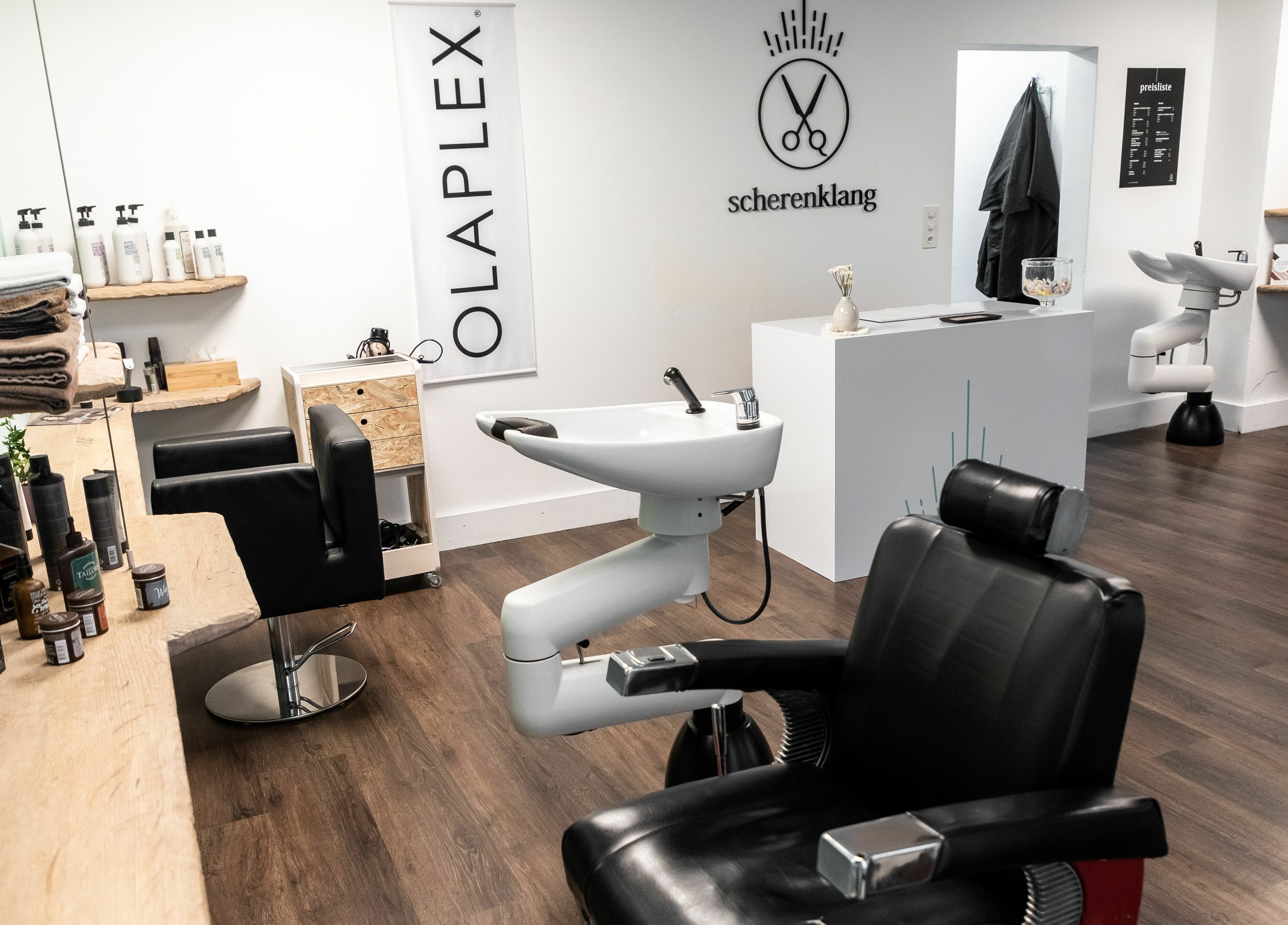 Moderne Friseursalon-Innenansicht bei Scherenklang, St. Gallen, Schweiz, CH.